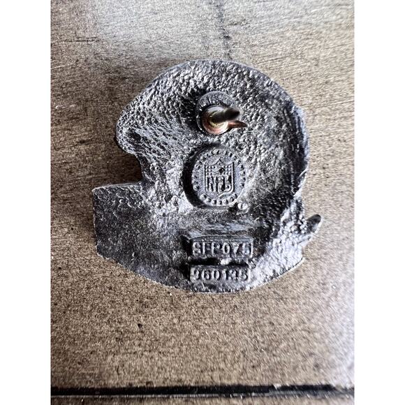 Vintage NGL San Fransisco 49ers football helmet pin - Picture 3 of 5